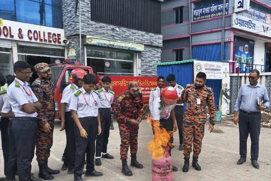 বন্দরে ড. আফজাল হোসেন স্কুলে অগ্নিনিরাপত্তা প্রশিক্ষণ ও মহড়া