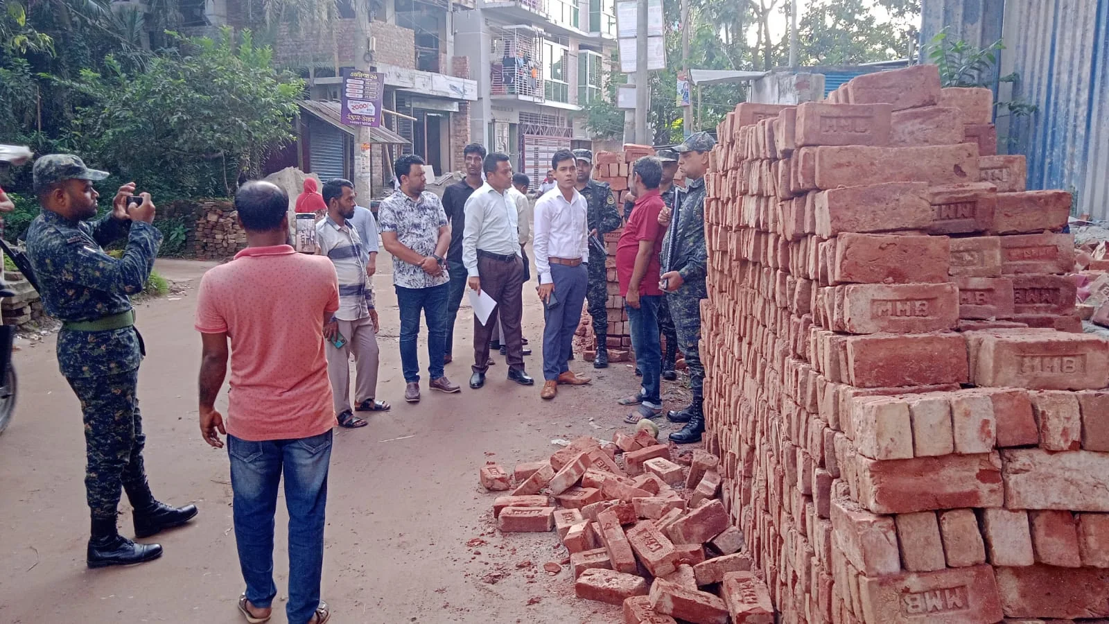 নওগাঁয় বায়ুদূষণ রোধে মোবাইল কোর্ট, দুই ভবন কর্তৃপক্ষকে ২৫ হাজার টাকা জরিমানা