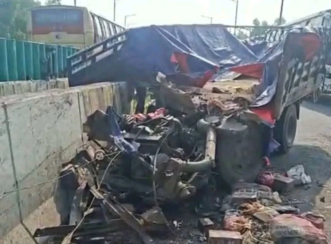 ভাঙ্গায় ফ্লাইওভারের রেলিংয়ে পিকআপের ধাক্কা, গুরুতর আহত ২