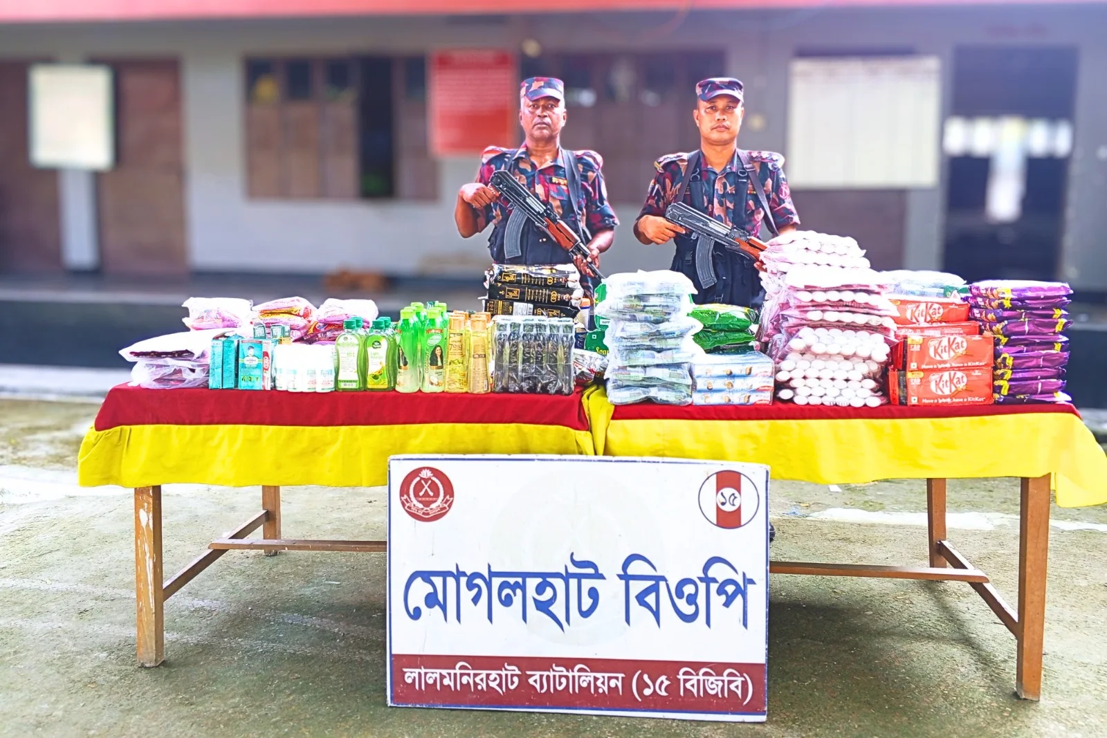 ১৫ বিজিবির বিশেষ অভিযানে ভারতীয় পণ্য ও ইস্কাপ সিরাপ জব্দ