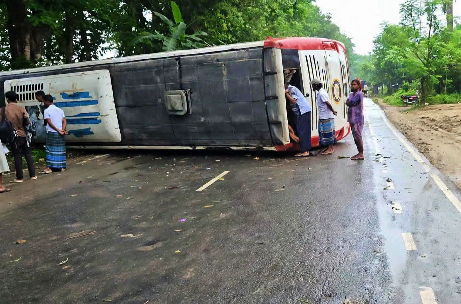 ঠাকুরগাঁওয়ে যাত্রীবাহী বাস উল্টে দুর্ঘটনা, আহত ১২