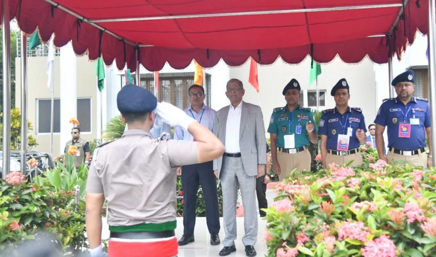 কড়া নিরাপত্তায় সিলেট পৌঁছালেন রাষ্ট্রপতি, গার্ড অব অনার প্রদান!