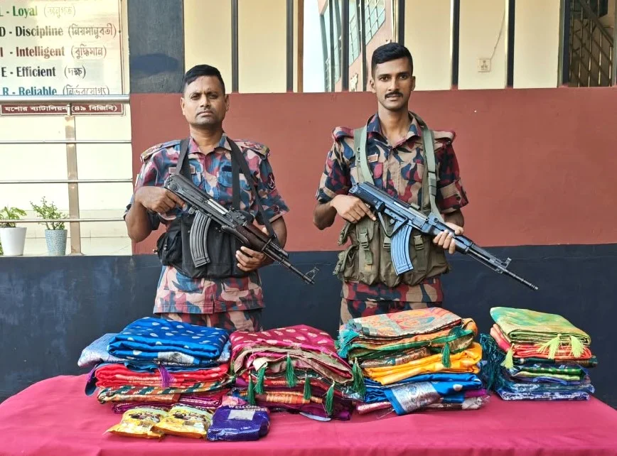 ১৫ বিজিবি’র মাদক বিরোধী বিশেষ অভিযানে বিপুল পরিমাণে ভারতীয় ইস্কাপ সিরাপ ও অটোরিকশাসহ গাঁজা জব্দ!