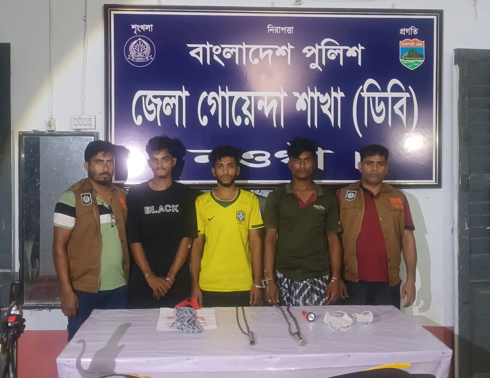 পোরশায় দস্যুতার প্রস্তুতিকালে তিনজন গ্রেপ্তার, অস্ত্র-মোটরসাইকেল জব্দ