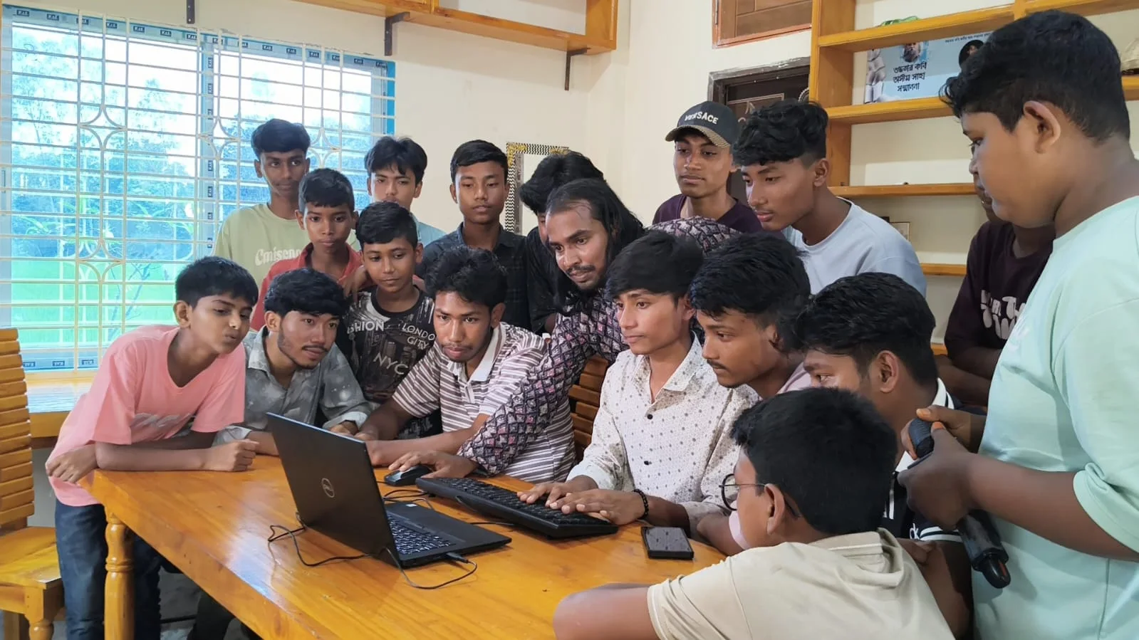 মাত্র ৭৫০ টাকায় শুরু, জ্ঞানের আলো ছড়াচ্ছেন জামাল হোসেন