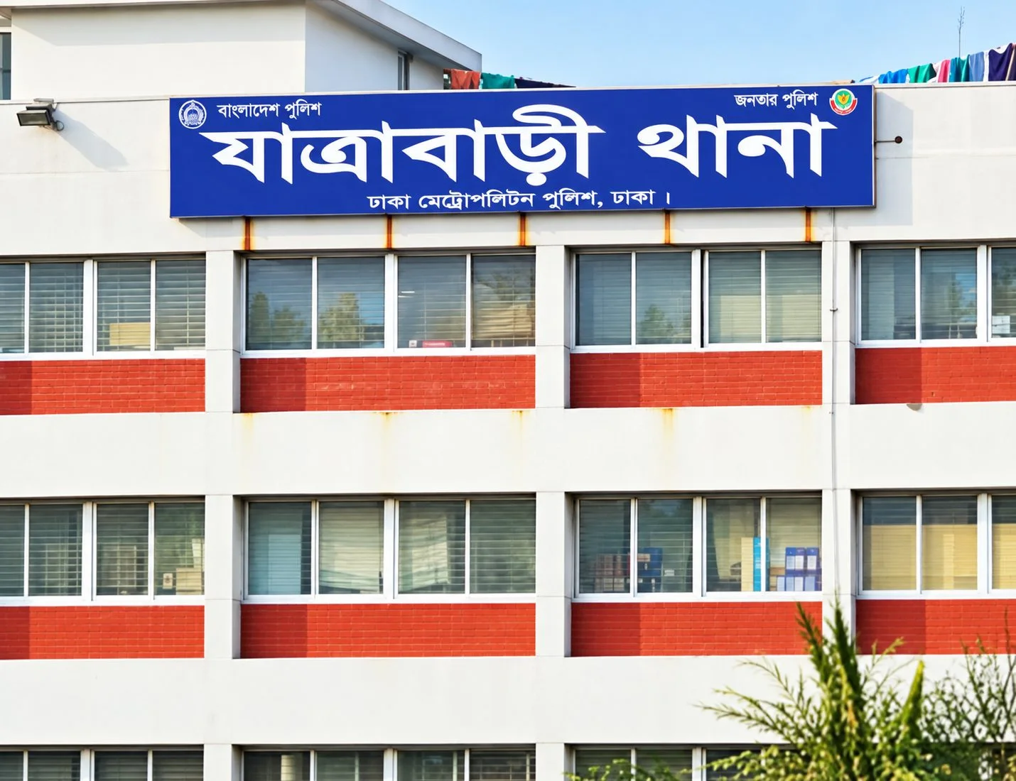 রাজধানীর যাত্রাবাড়ী থানার প্রধান ফটকের সামনে ককটেল সদৃশ বিস্ফোরণ