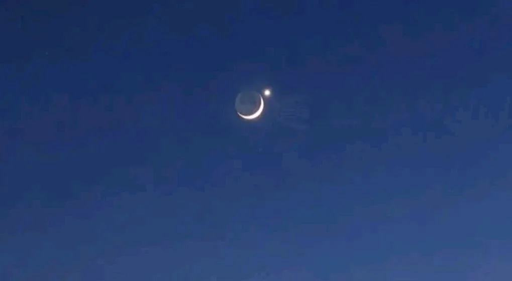 লালমনিরহাটে রাতের আকাশে বিরল দৃশ্য, পাশাপাশি চাঁদ ও তারা