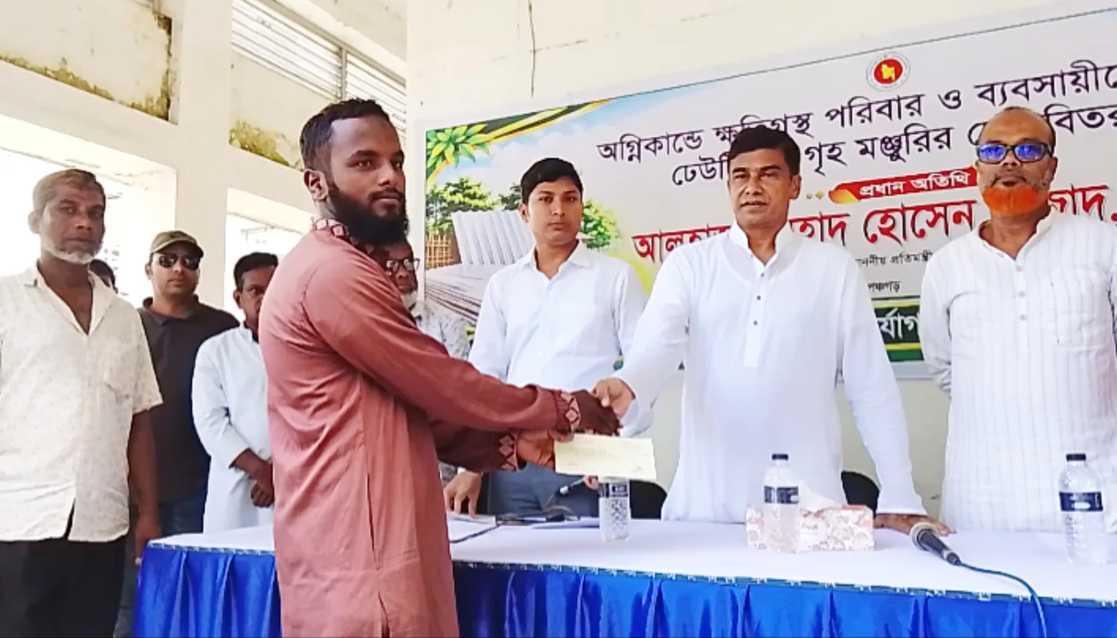 দেবীগঞ্জে অগ্নিকাণ্ডে ক্ষতিগ্রস্তদের ঢেউটিন ও চেক দিলেন পানিসম্পদ