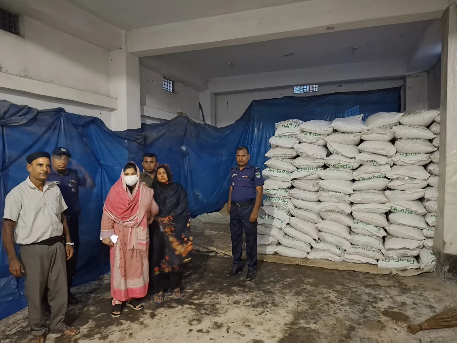 জীবননগরে অবৈধ মজুদের ৭২০ বস্তা রাসায়নিক সার জব্দ, মামলা