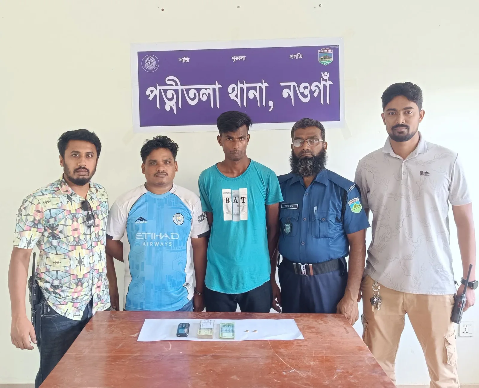 নওগাঁর পত্নীতলায় চুরি যাওয়া স্বর্ণ ও নগদ ৬৯ হাজার টাকা উদ্ধার, গ্রেফতার ২
