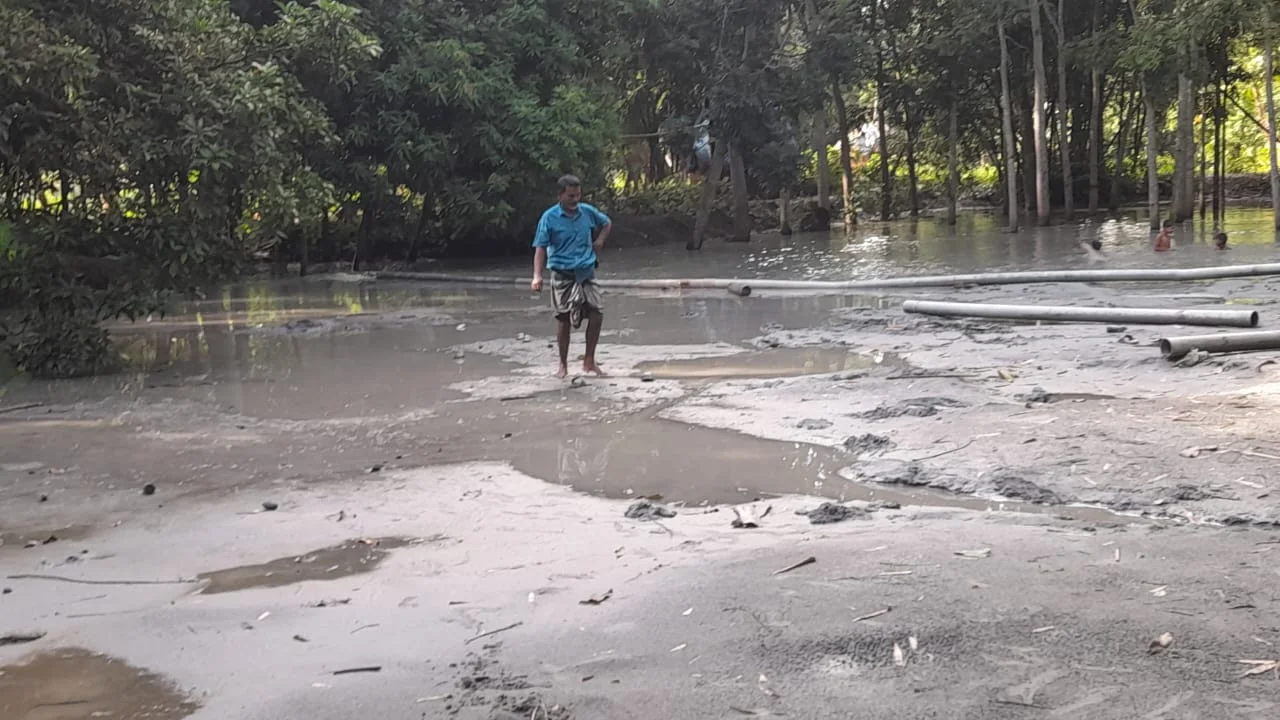 ভাঙ্গায় অবৈধ বালু উত্তোলনের অভিযোগ, রাতের আঁধারে চলছে ড্রেজার মেশিন