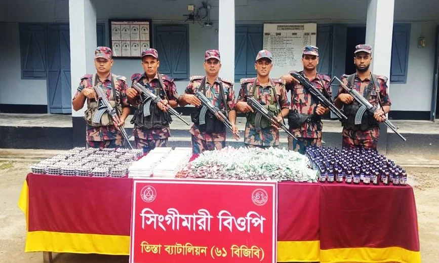 লালমনিরহাট সীমান্তে বিজিবির অভিযানে ভারতীয় মদ সহ বিভিন্ন পণ্য জব্দ