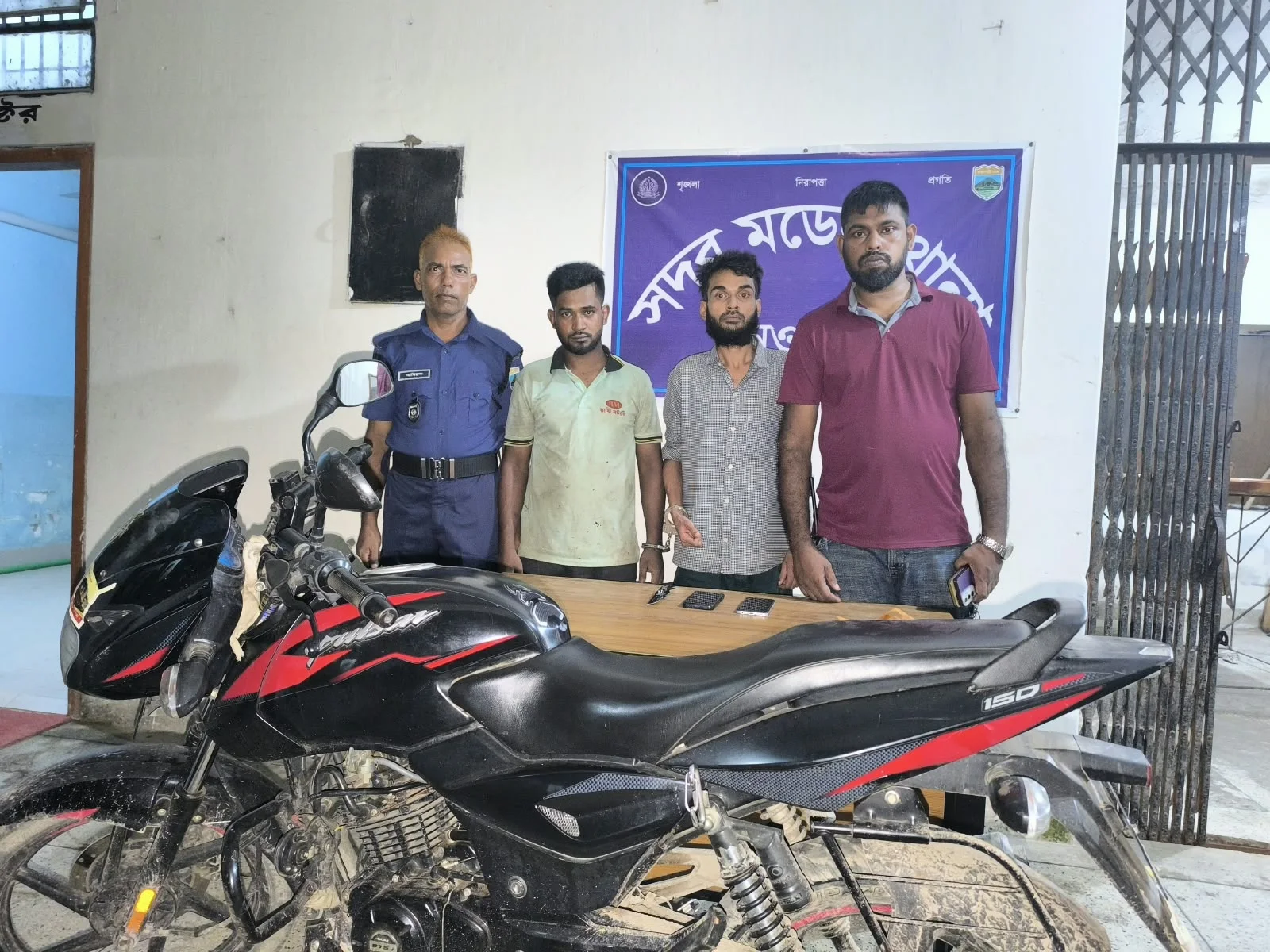 নওগাঁ সদরে পুলিশের সাফল্য অভিযানে দুই ছিনতাইকারী আটক, মোটরসাইকেল-চাকু উদ্ধার