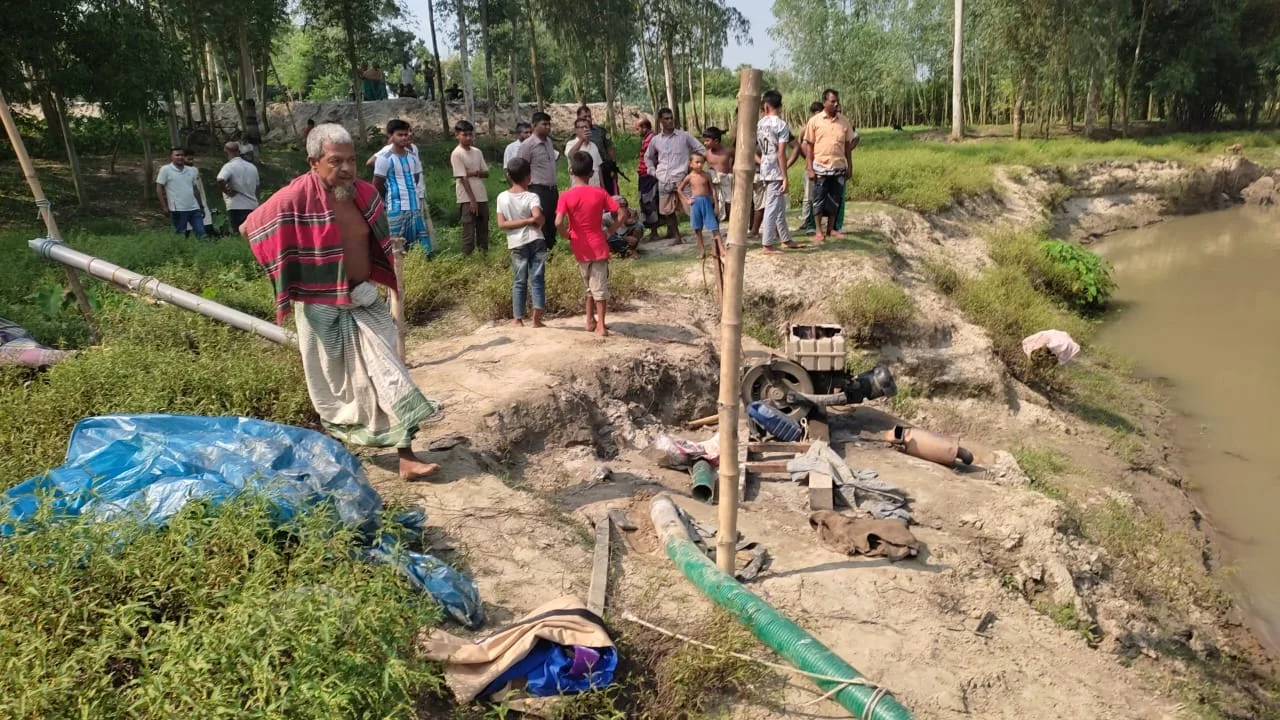 নবাবগঞ্জে অবৈধ বালু উত্তোলনের বিরুদ্ধে অভিযান, মেশিন জব্দ করে ধ্বংস