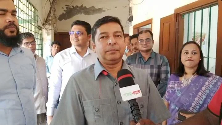 উখিয়া ভূমি অফিসসহ বিভিন্ন সরকারি দপ্তর পরিদর্শনে বিভাগীয় কমিশনার