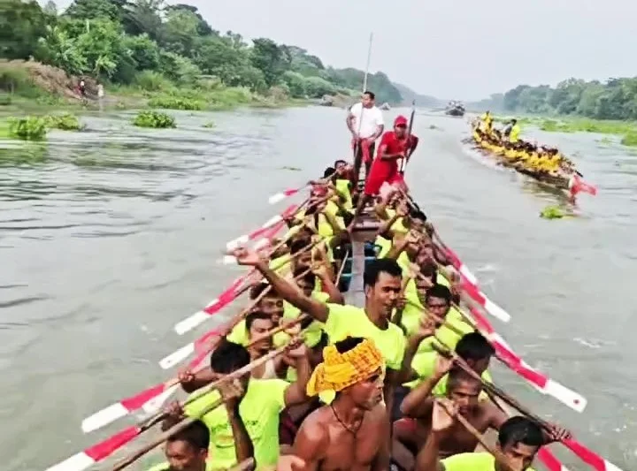 দূর্গা পূজা উপলক্ষে ঐতিহ্যবাহী নৌকাবাইচ প্রতিযোগিতা অনুষ্ঠিত হয়েছে