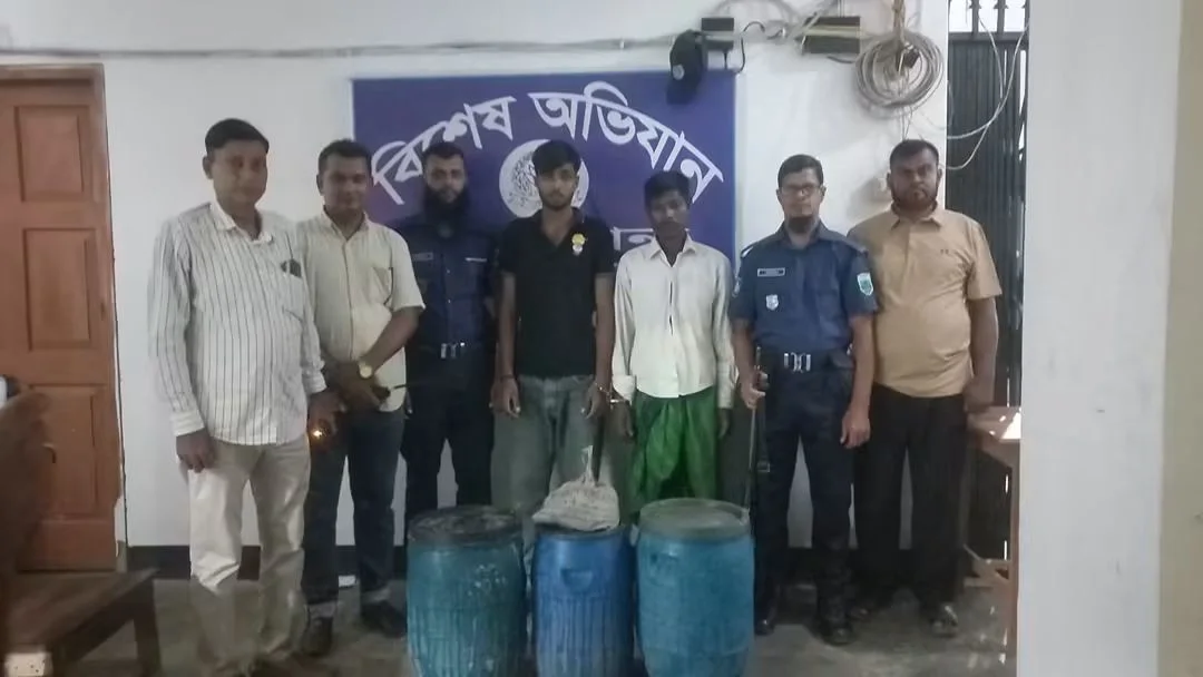 মান্দায় ১৫০ লিটার চোলাই মদ ও মদ তৈরির উপকরণসহ গ্রেফতার ২