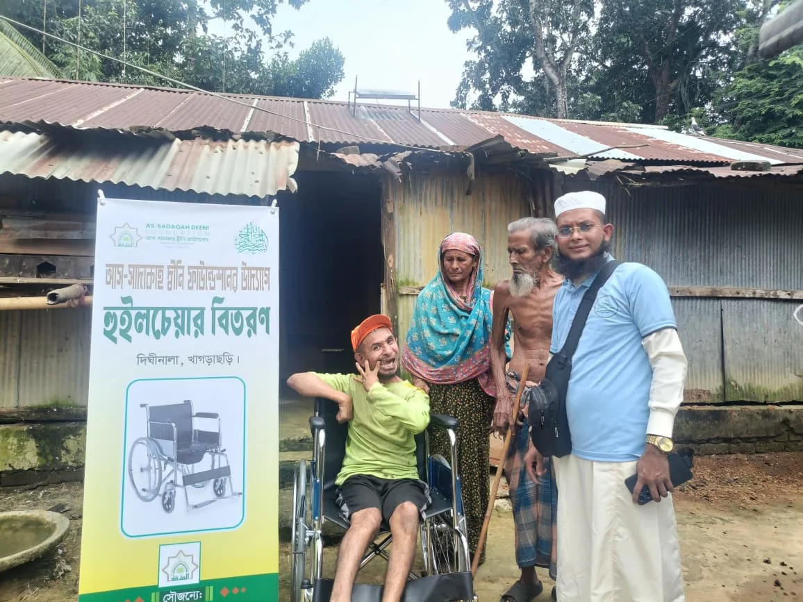 দীঘিনালায় মানবিক সহায়তায় হুইল চেয়ার পেলেন প্রতিবন্ধী শুক্কুর আলী