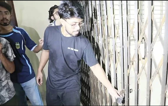 চুয়েটে নতুন উপাচার্য অবরুদ্ধ, ভবনের তালা ও বিদ্যুৎ বিচ্ছিন্নের অভিযোগ