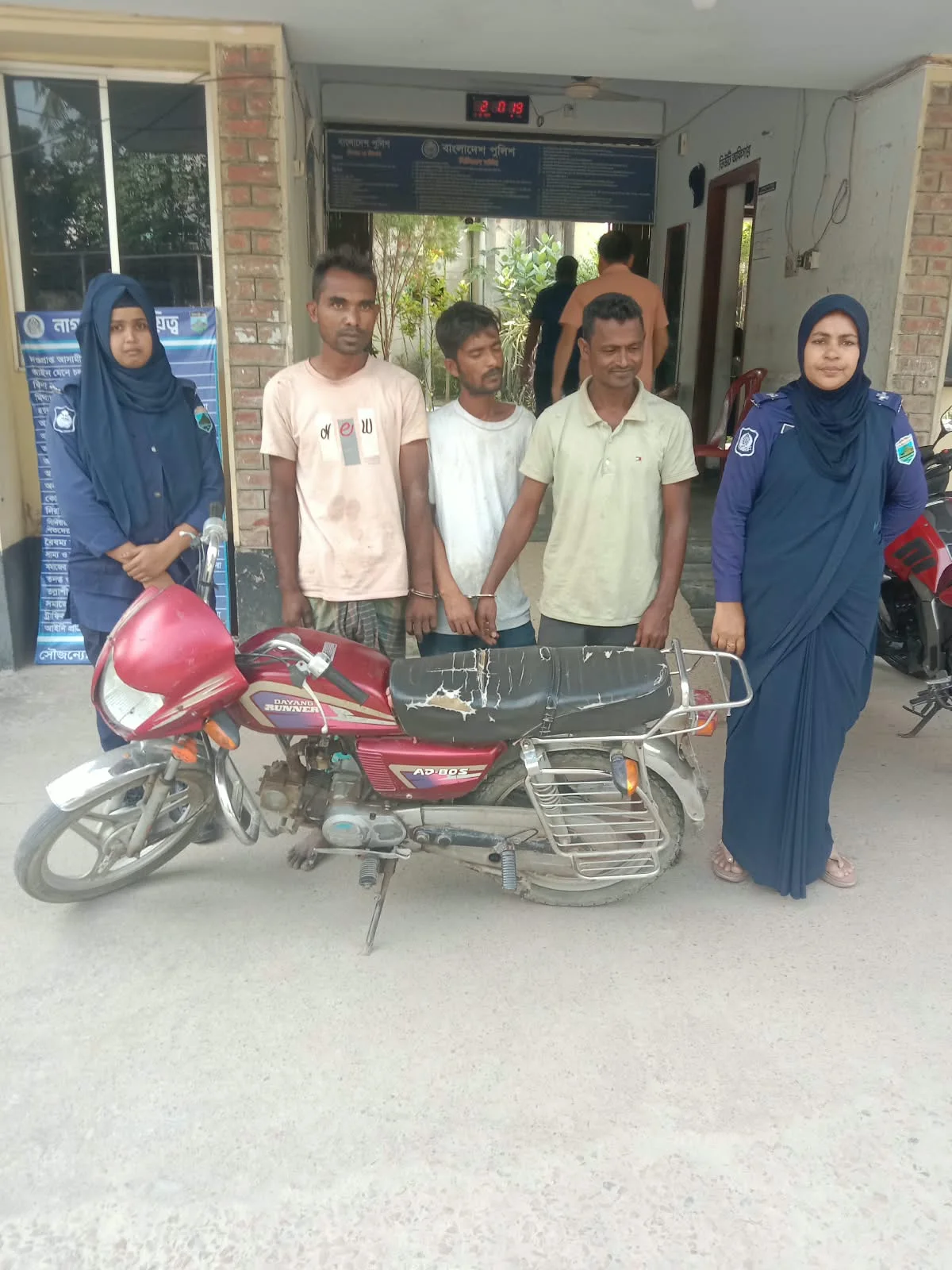 জনতার সহায়তায় রাণীনগরে ৩ মোটরসাইকেল চোর গ্রেপ্তার, চোরাই বাইক উদ্ধার
