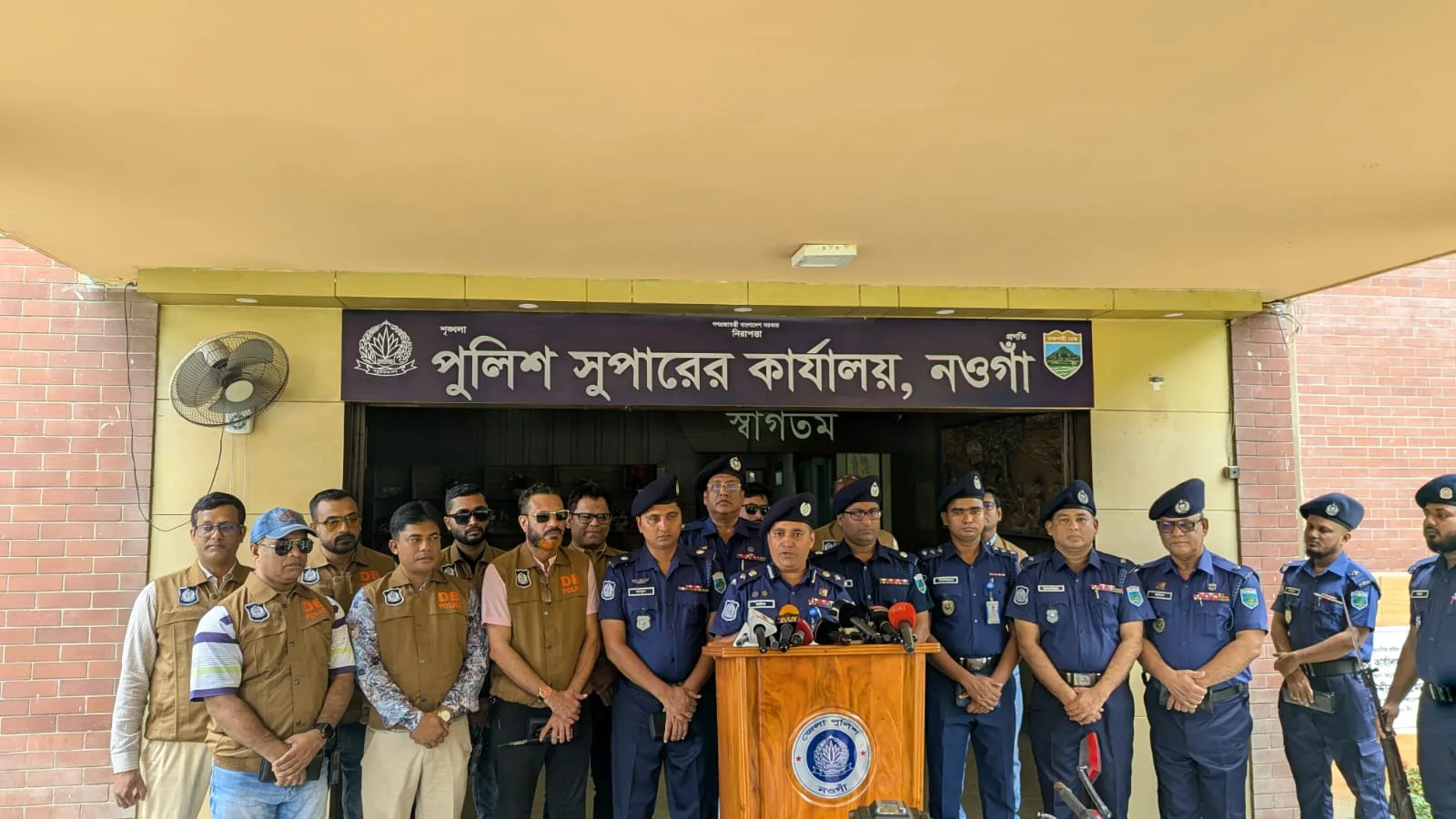 নওগাঁয় ৩৪ লাখ টাকা ছিনতাইয়ের ঘটনায় চাঞ্চল্য, ব্যাংকের ৩ কর্মীসহ গ্রেপ্তার ৬