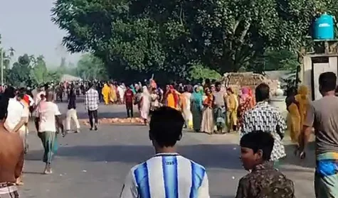 কৃষককে মারধরের বিরোধে দুই গ্রামের সংঘর্ষ, মহাসড়কে যান চলাচল বন্ধ