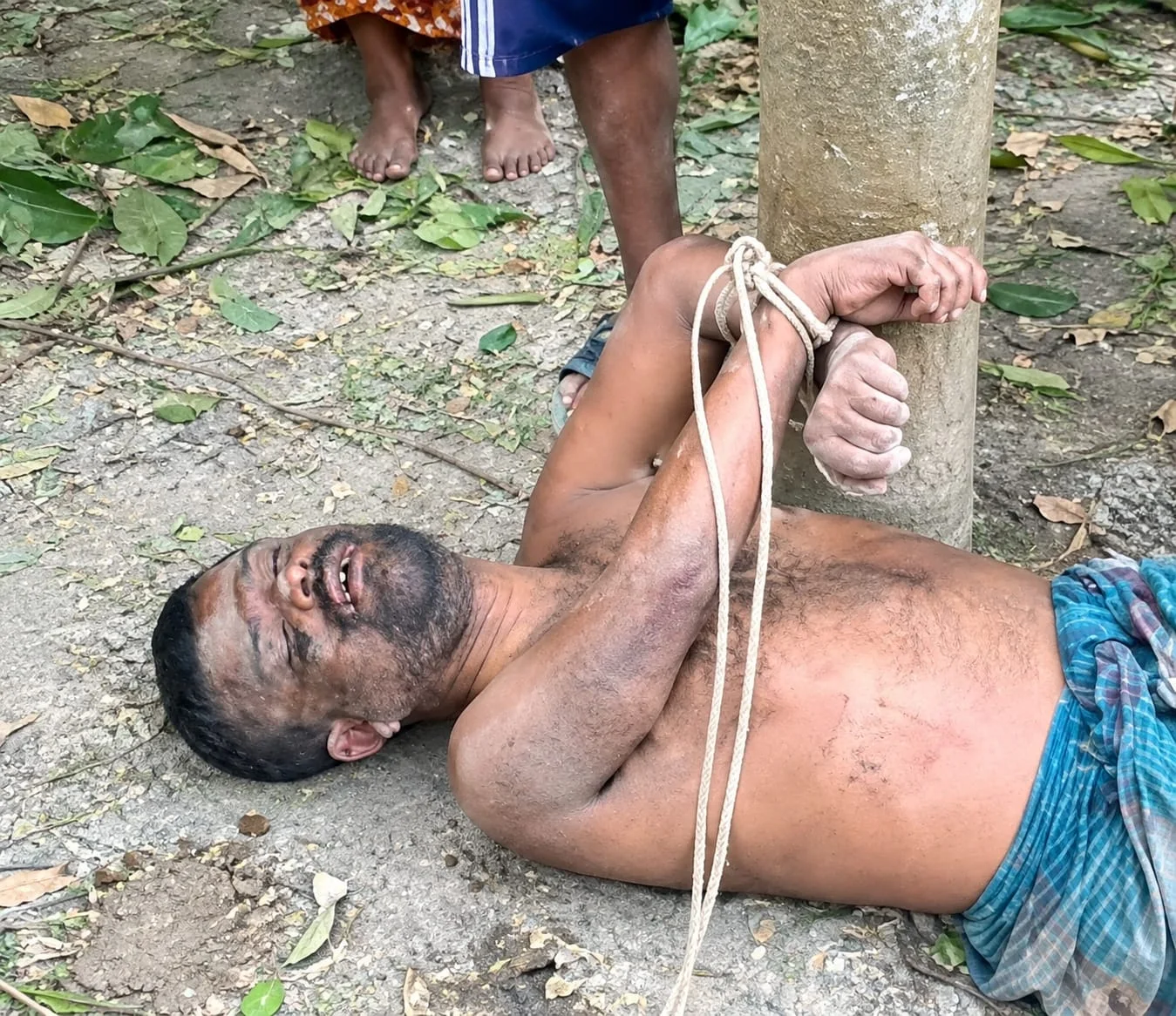 টাকা চুরির অভিযোগে মারধর, খুঁটিতে বাঁধা যুবকের মিলল মরদেহ; আটক ২
