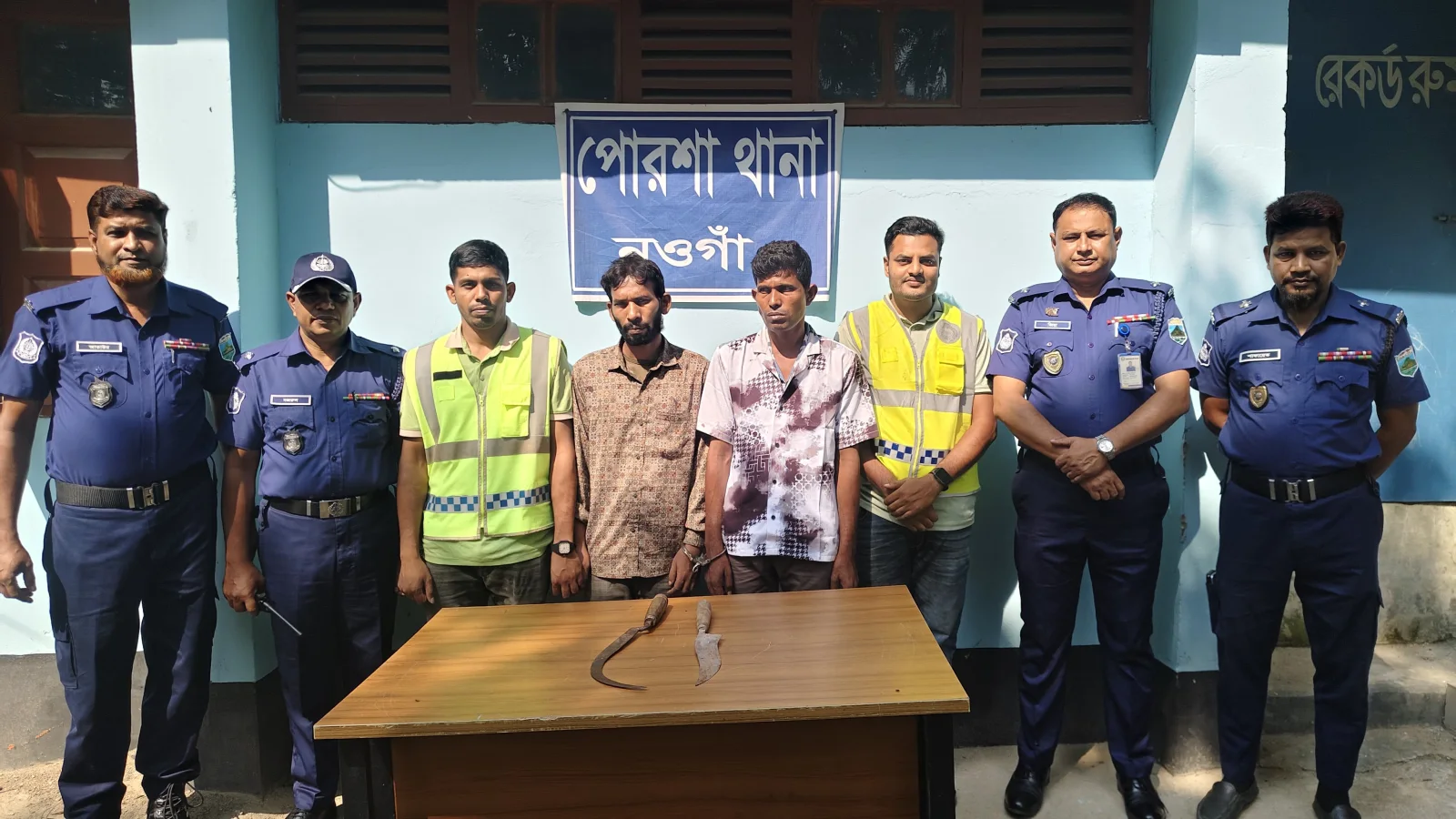 পোরশায় পূজার ছুটিতে বাড়ি ফেরার পথে দস্যুতা, ২৪ ঘণ্টায় শনাক্ত দুই আন্তজেলা দস্যু গ্রেফতার