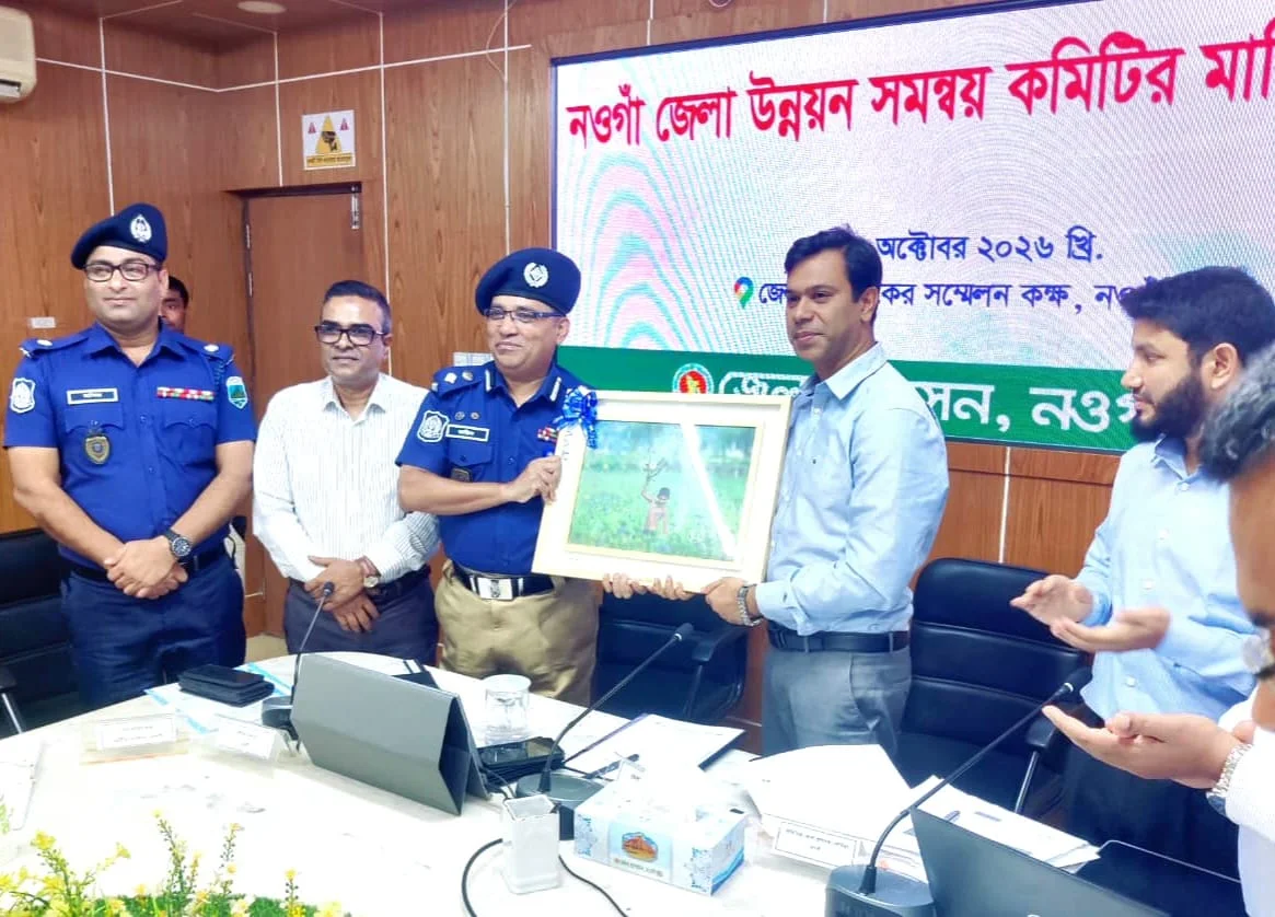 সার্বিক আইনশৃঙ্খলা উন্নয়নে বিশেষ অবদান, নওগাঁর পুলিশ সুপারকে শুভেচ্ছা স্মারক