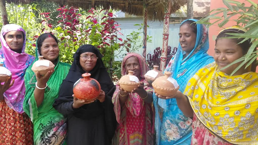 মাটির ব্যাংকে জমছে টাকা, সমৃদ্ধ হচ্ছে গ্রামের পাঠাগার