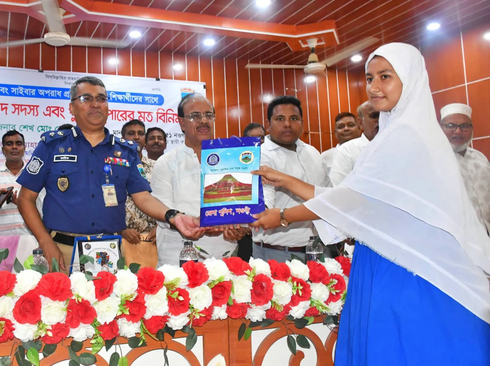 নওগাঁয় মাদক, বাল্যবিবাহ ও সাইবার ক্রাইম নিয়ে শিক্ষার্থীদের মতবিনিময়