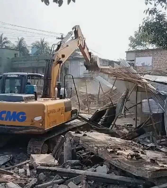 শ্যামনগরের চার রাস্তার মোড়ে ফের অবৈধ স্থাপনা উচ্ছেদ
