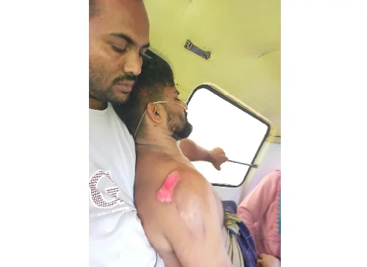 ভাঙ্গায় সড়কে ইট ও বালুর পাইপের কারণে মোটরসাইকেল দুর্ঘটনা, আরোহী আহত