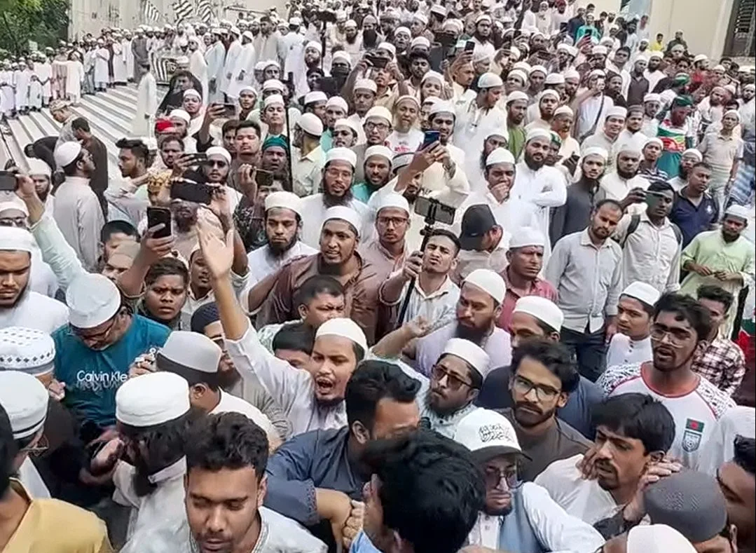বায়তুল মোকাররমে খতিব ইস্যুতে বিক্ষোভ, জামায়াতবিরোধী স্লোগানে উত্তেজনা
