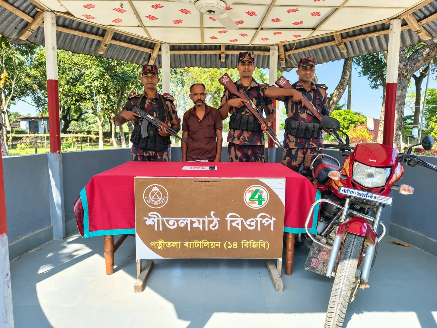 পত্নীতলায় বিজিবির অভিযানে ট্যাপেন্টাডলসহ মাদক কারবারি আটক
