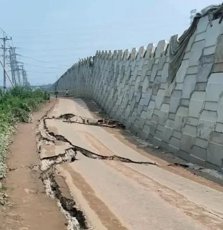২৫০ মিটারজুড়ে ধস-ফাটল, সোনারগাঁয়ে ঢাকা বাইপাসে বন্ধ যান চলাচল