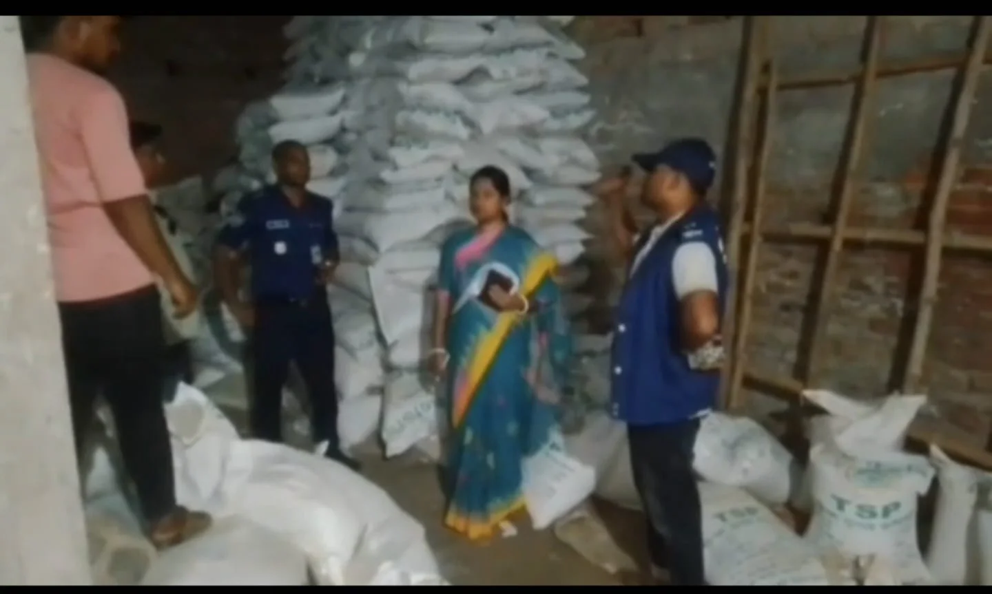 চুয়াডাঙ্গার দামুড়হুদায়  ১ হাজার ৫০০ বস্তা সার জব্দ, গুদাম সিলগালা