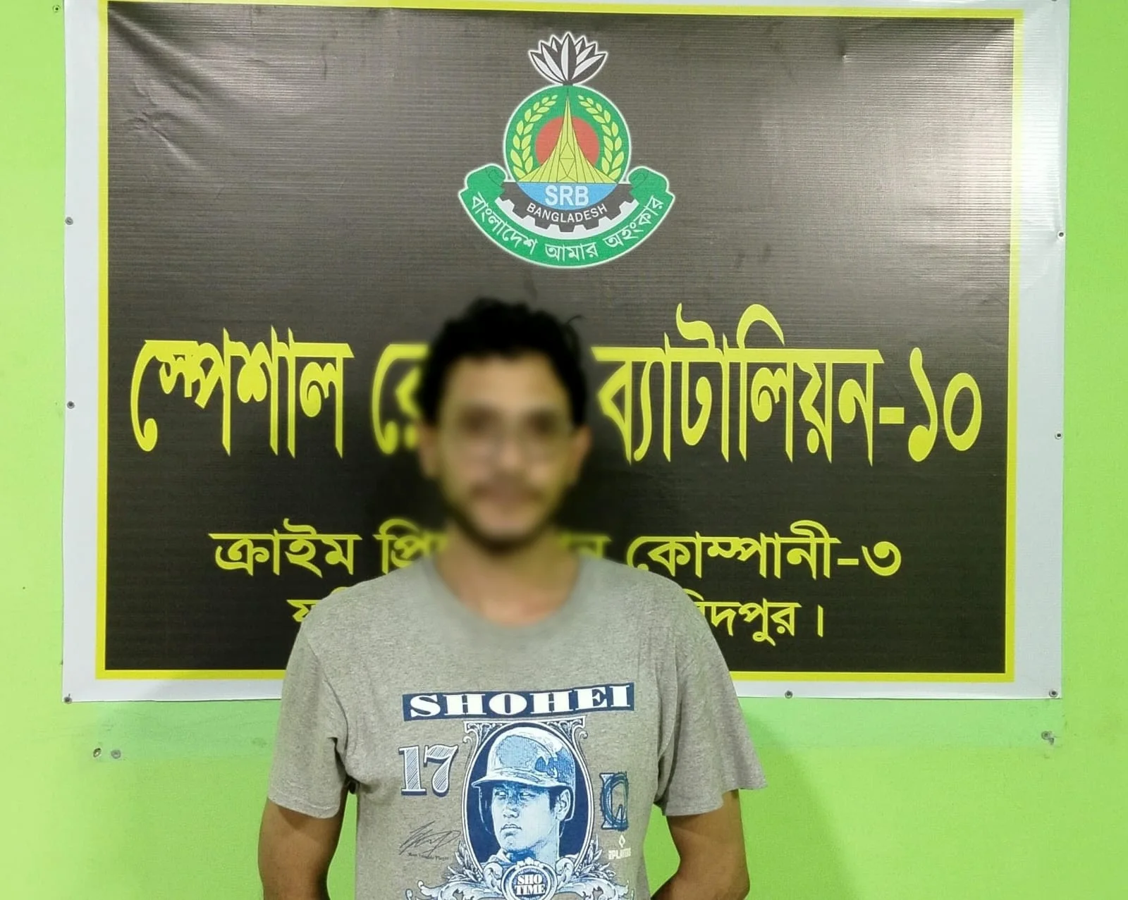ফরিদপুরে পরিত্যক্ত ভবনে রিভলবার-গুলি পরে অস্ত্র-মাদকসহ আটক ১