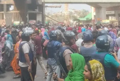 পোশাকশ্রমিকদের আন্দোলনে মিরপুরের সড়কে ভোগান্তি, সতর্ক করল পুলিশ