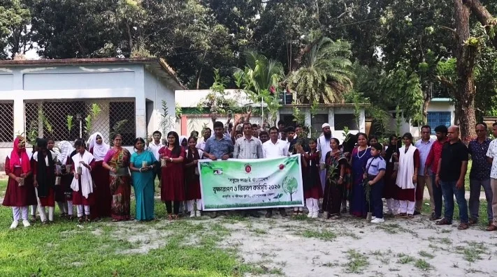 গোপালগঞ্জে প্রকৃতি ও জীবন ক্লাবের উদ্যোগে বৃক্ষ বিতরণ ও রোপণ কর্মসূচি