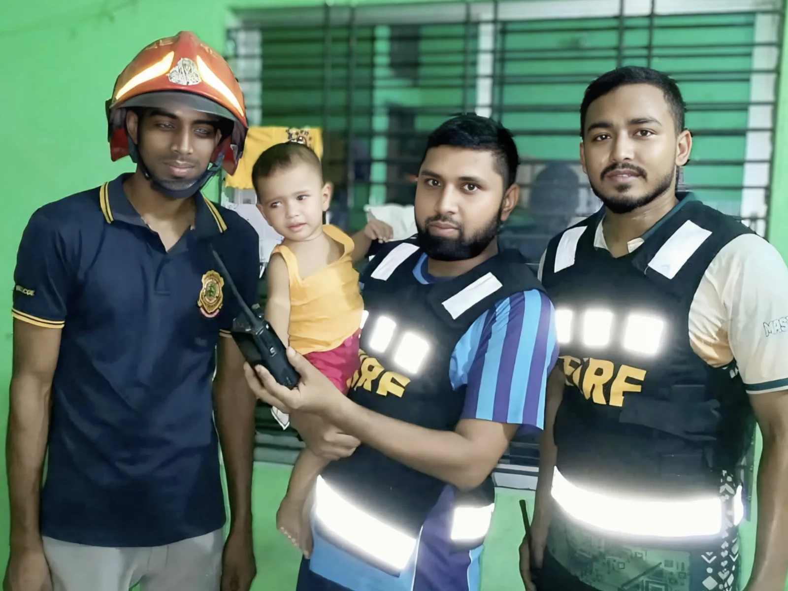বন্দরে ঘরের দরজা আটকে বিপাকে ১৮ মাসের শিশু, ফায়ার সার্ভিসের সহায়তায় উদ্ধার