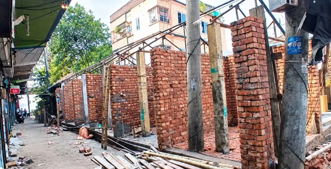 ভাঙ্গা বাজারে গভীর রাতে দোকান নির্মাণ, সরকারি জমির বৈধতা নিয়ে প্রশ্ন