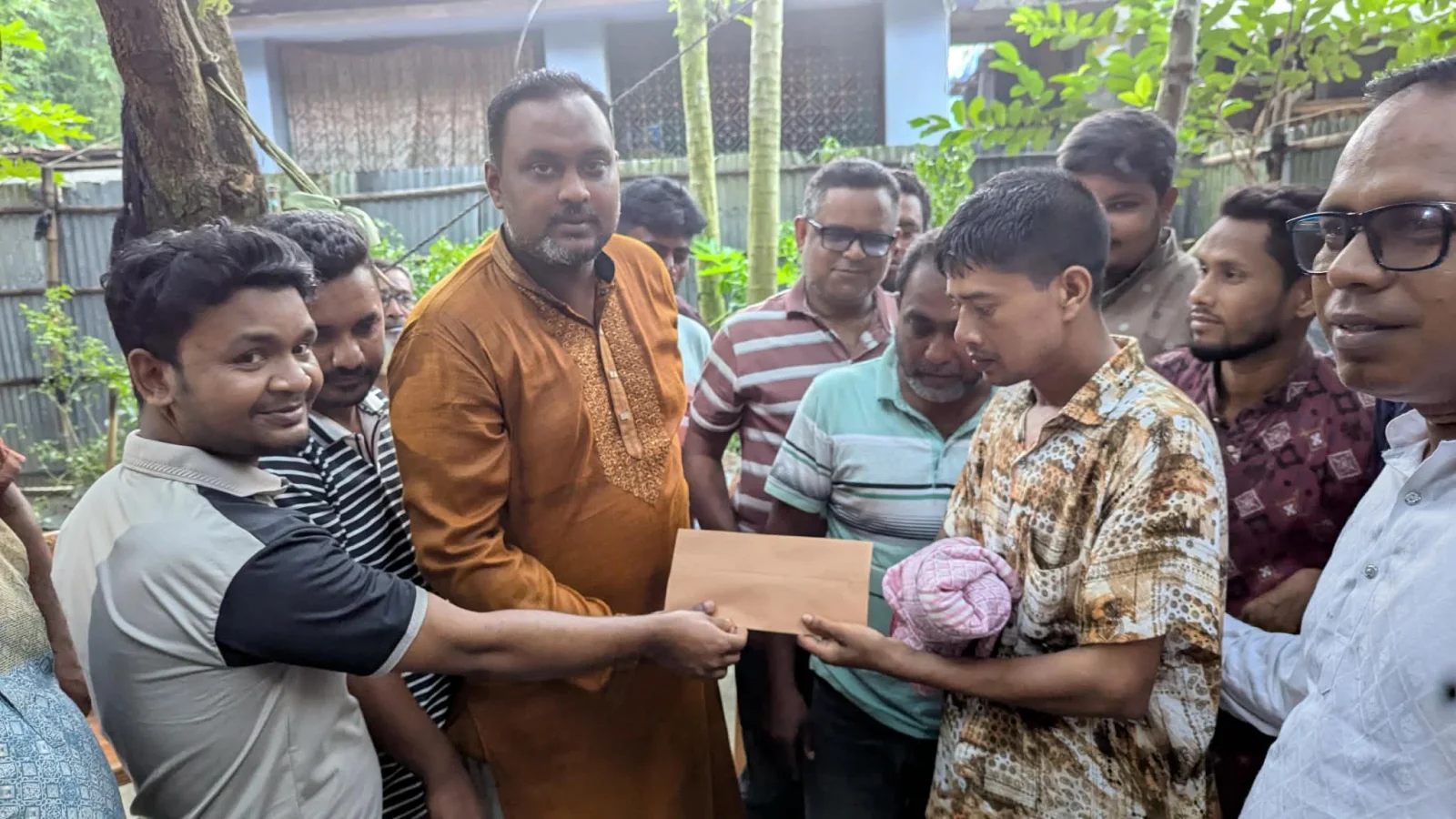 আহত কর্মহীন জনির পরিবারে খাদ্যসামগ্রী নিয়ে পাশে দাঁড়ালেন যুবদল নেতা