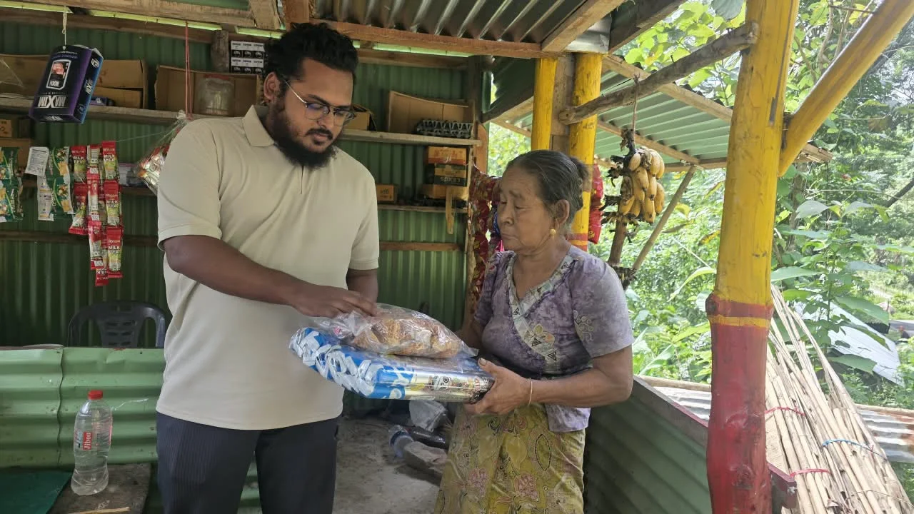 বান্দরবানে অসহায় মাকে খাদ্য ও ব্যবসার মালামাল তুলে দিলেন আসিফ ইকবাল