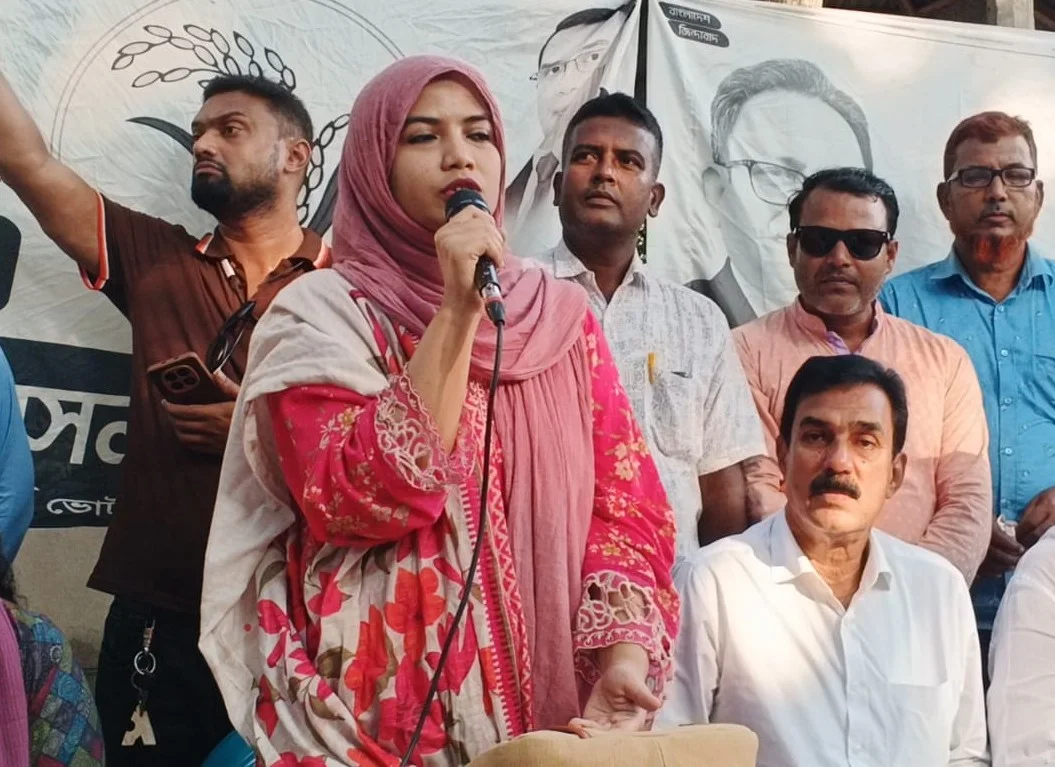 রুহিয়ায় বাবার পক্ষে ধানের শীষের প্রচারণায় -ডাঃ ফাইজা