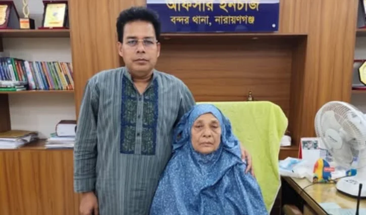 নিজের চেয়ারে মাকে বসিয়ে সম্মান জানালেন বন্দর থানার ওসি জামাল উদ্দিন