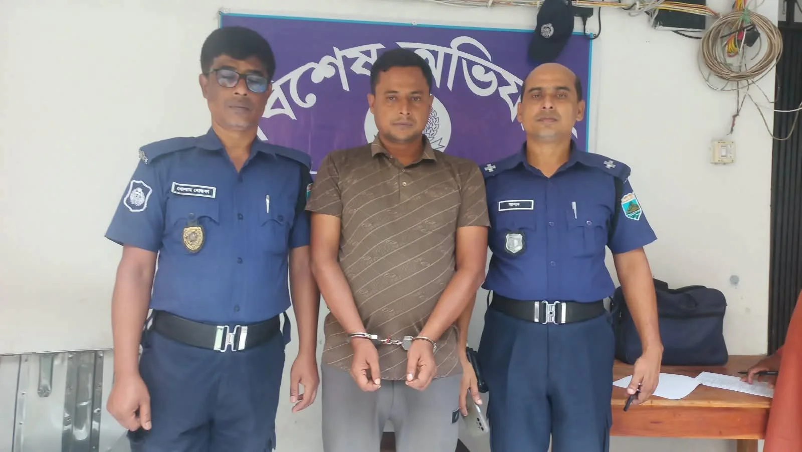 নওগাঁর মান্দায় হানি ট্র্যাপের ফাঁদে ফেলে ১০ লাখ টাকা চাঁদা দাবির অভিযোগে জাকারিয়া গ্রেপ্তার