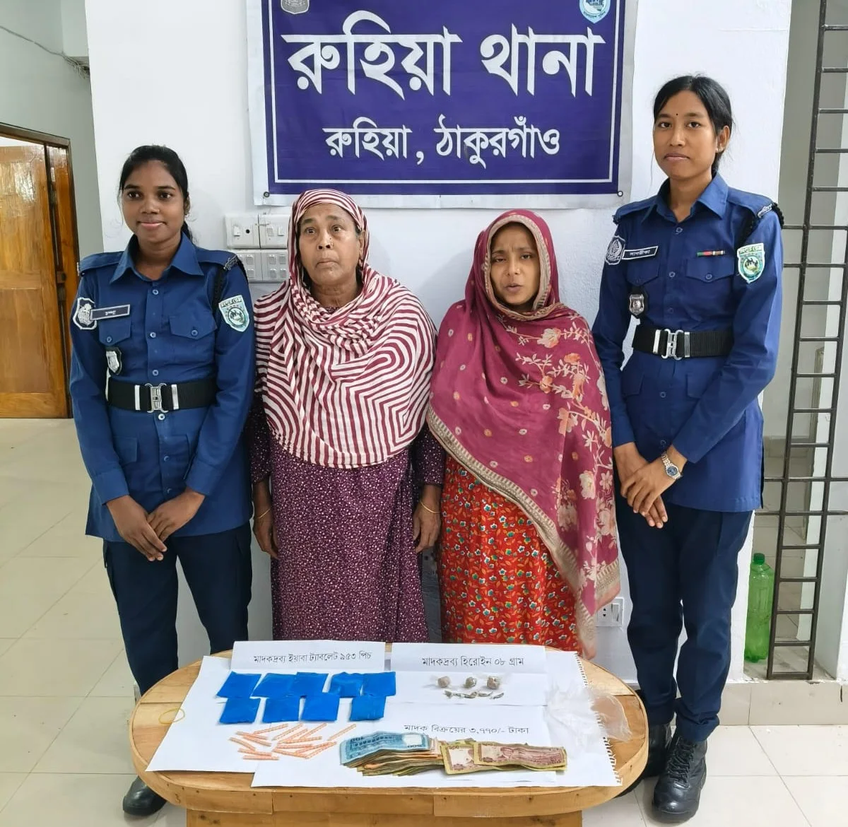 রুহিয়ায় ৯৫৩ পিস ইয়াবা ও হেরোইনসহ দুই নারী গ্রেফতার, পলাতক ১