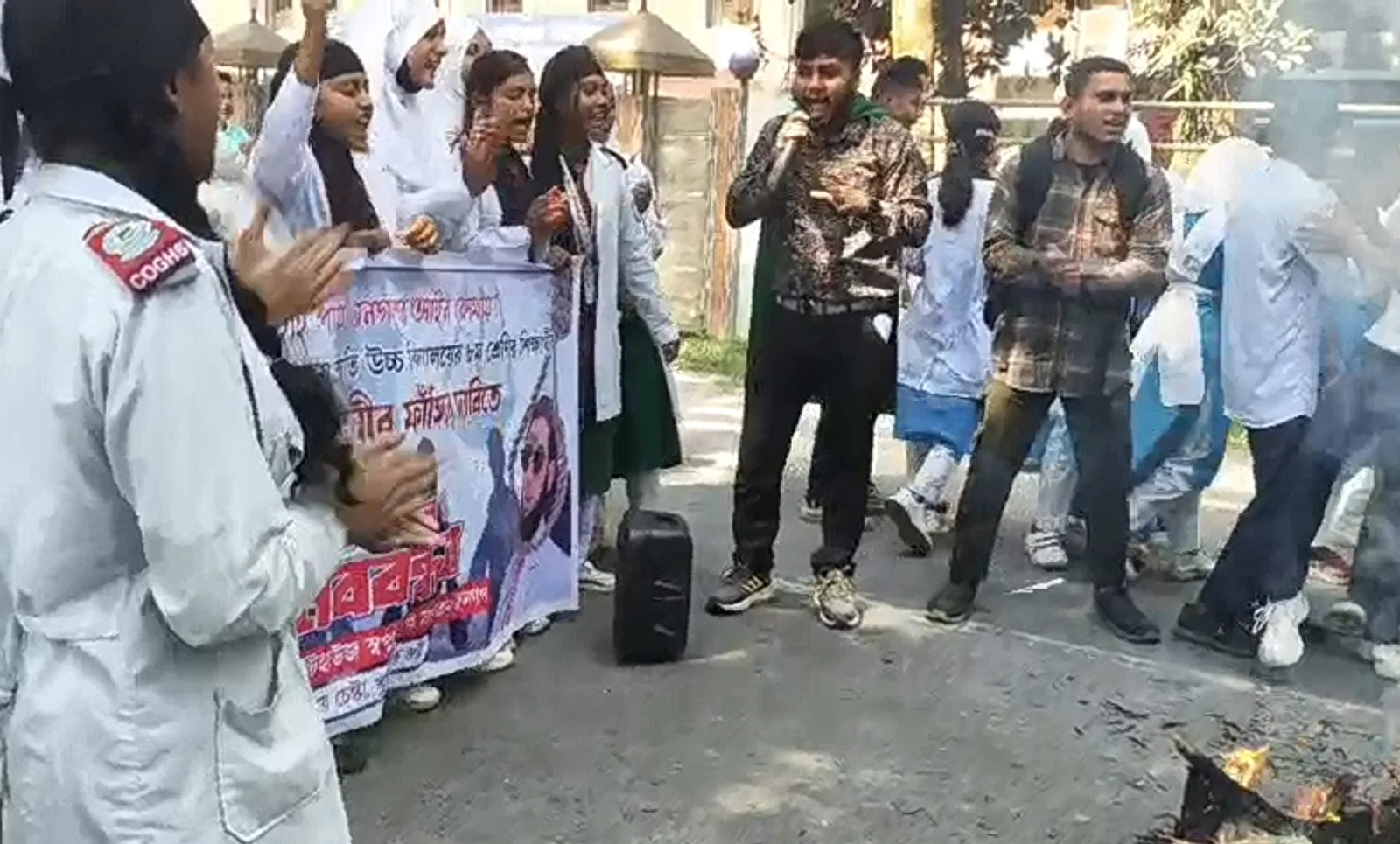 স্কুলছাত্রীকে ধর্ষণের অভিযোগে ইউসুফ আলীর ফাঁসি দাবিতে মহাসড়ক অবরোধ