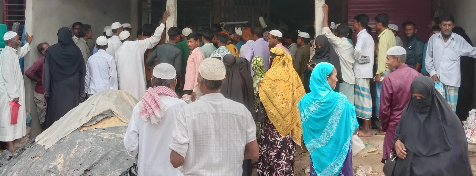 ঘণ্টার পর ঘণ্টা লাইনে কৃষক, চাহিদার তুলনায় সামান্য সার পেয়ে ক্ষোভ